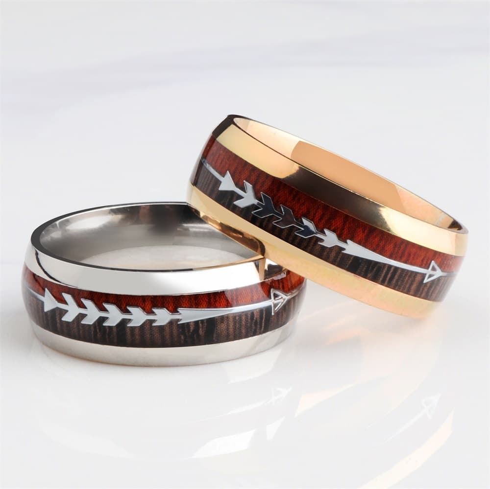 Anillo de acero inoxidable con incrustación de grano de madera