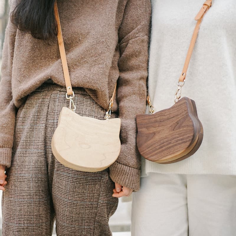 Bolsa de cuero y madera con diseño personalizado