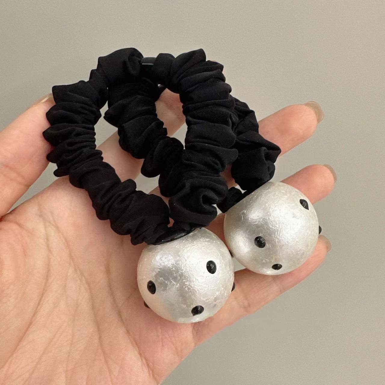 Diadema elástica con perlas grandes estilo retro