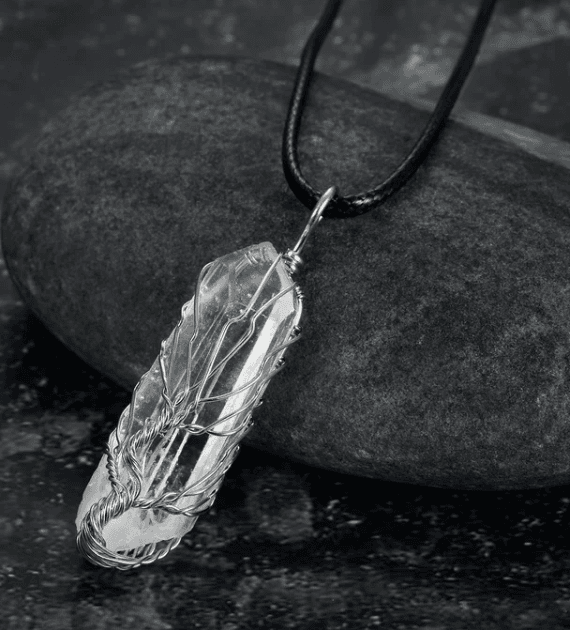 Colgante de cristal natural tamaño irregular con cadena