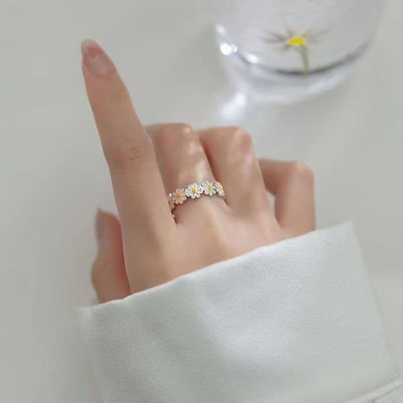 Anillo con flor blanca y resina epoxi