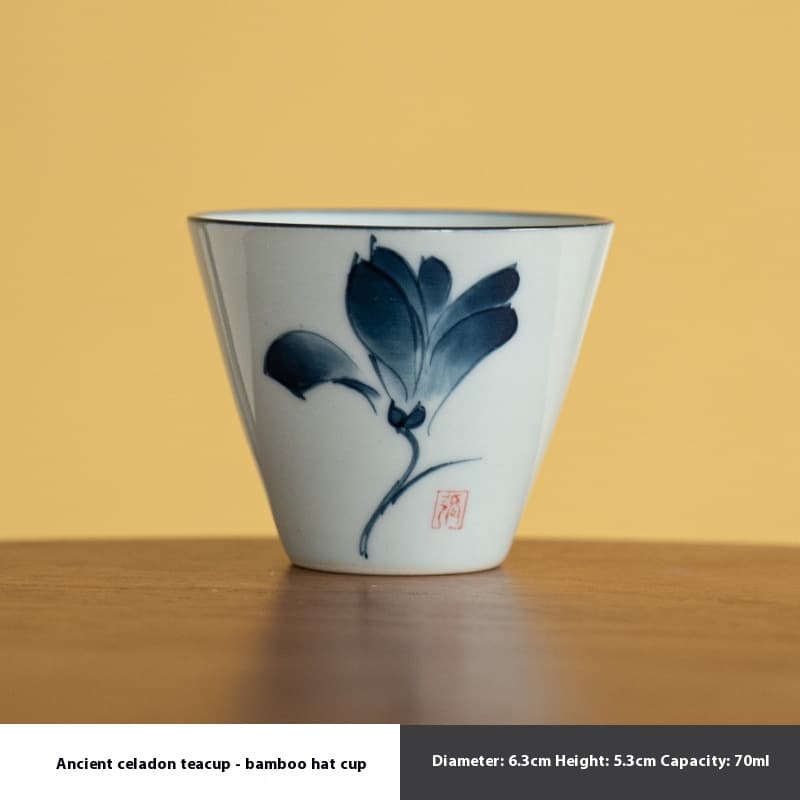 Taza de porcelana pintada a mano con diseño azul y blanco