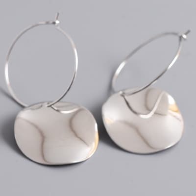 Pendientes argollas de plata con diseño ondulado