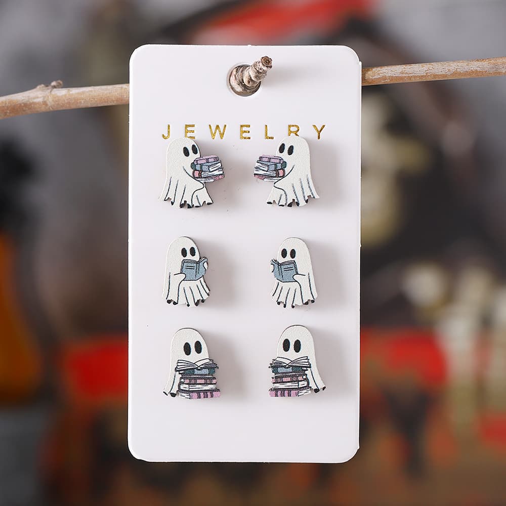 Juego de aretes de madera con diseño de fantasma