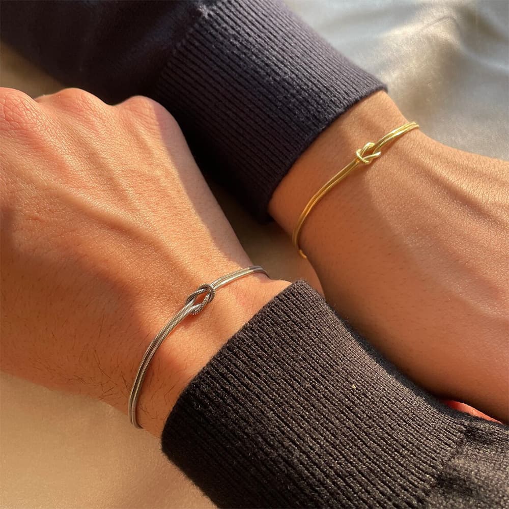 Pulsera minimalista anudada de acero