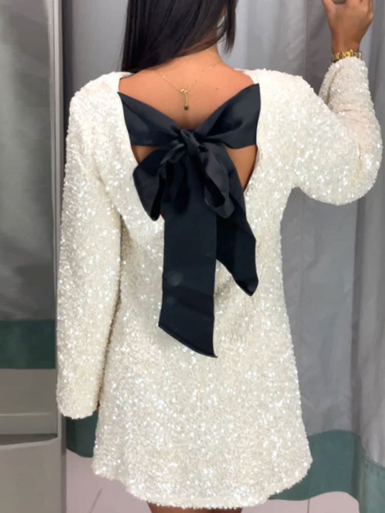 Vestido con lazada trasera y lentejuelas