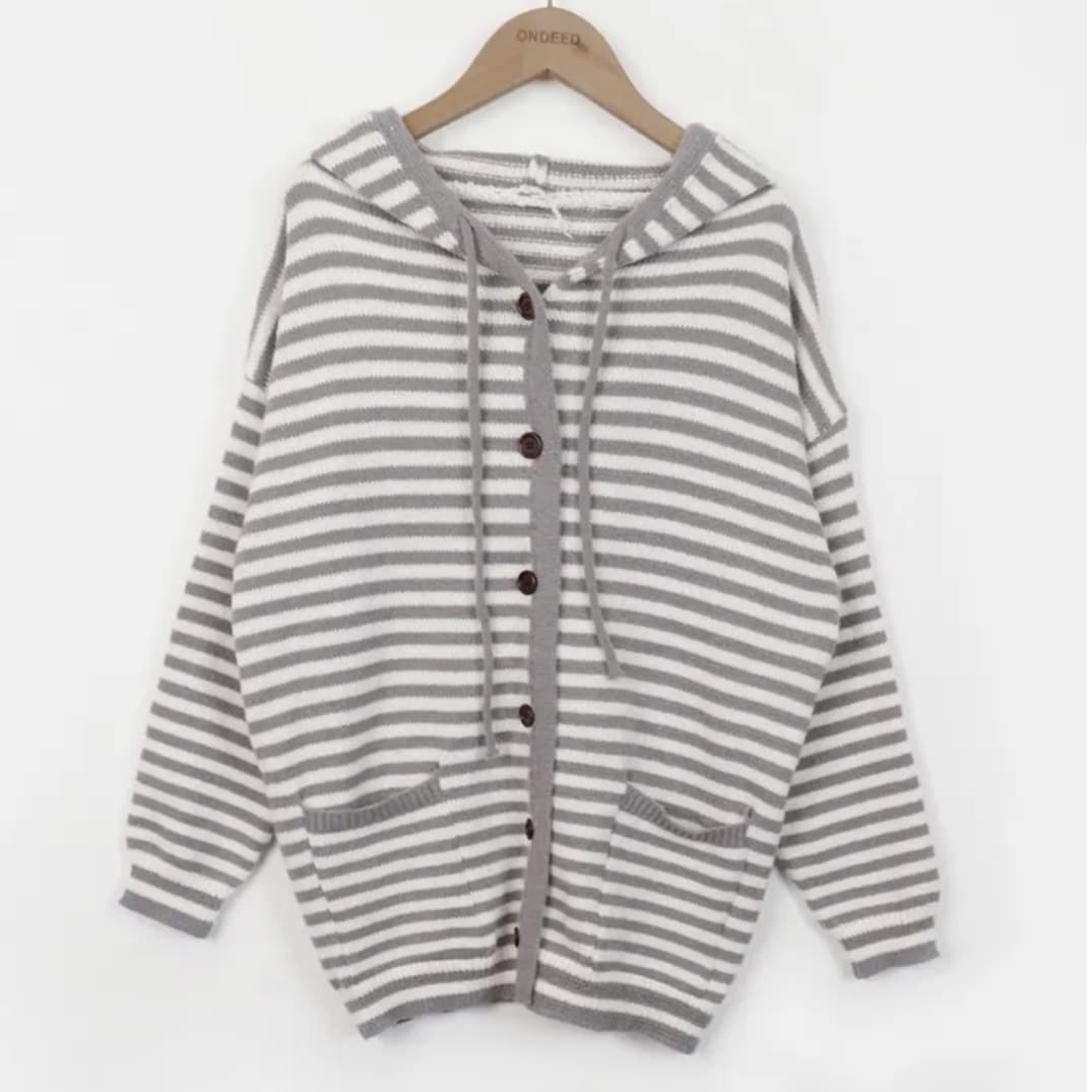 Cardigan tejido con capucha, abotonado simple y corte holgado