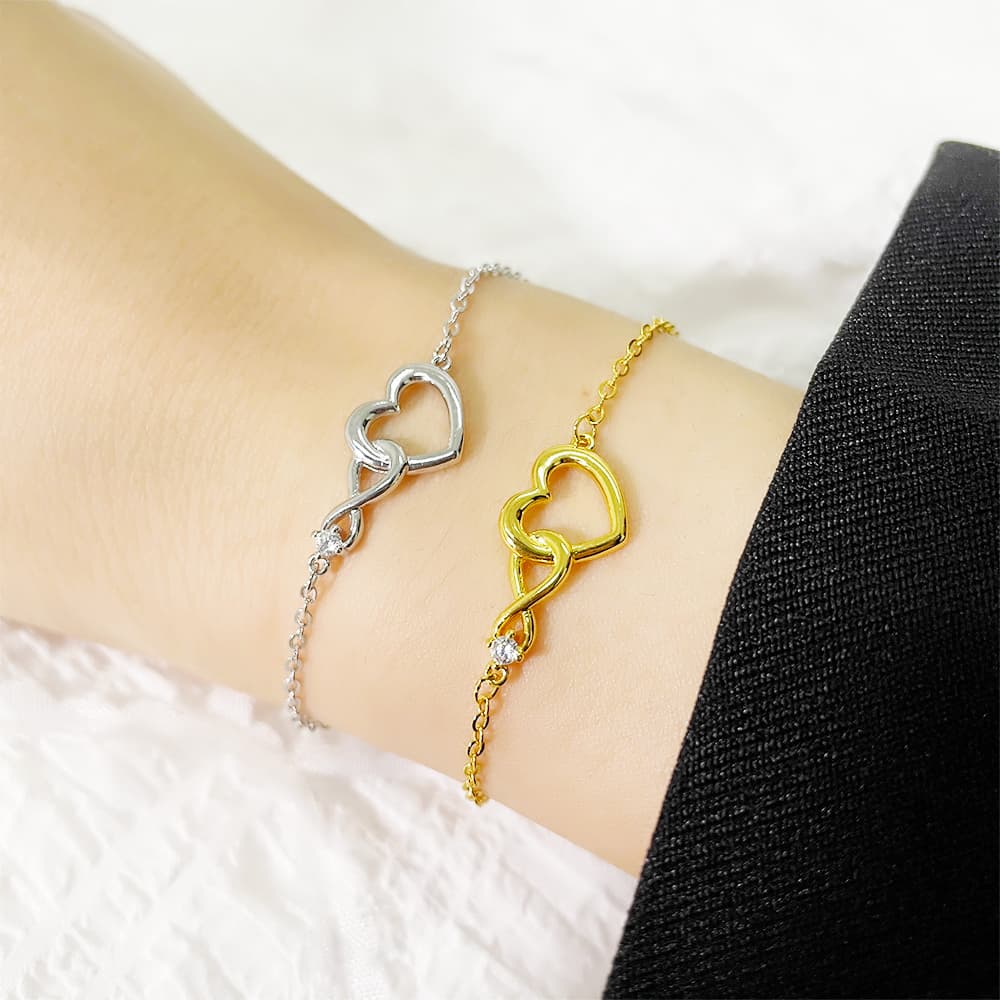 Pulsera forma corazón con circón dorado
