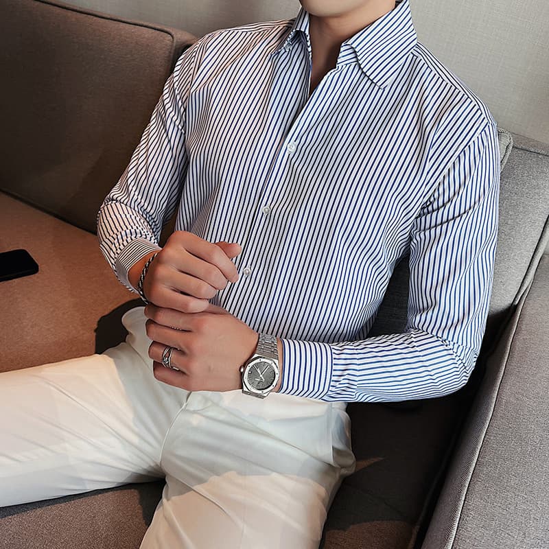 Camisa sin planchado con rayas y cuello V grande