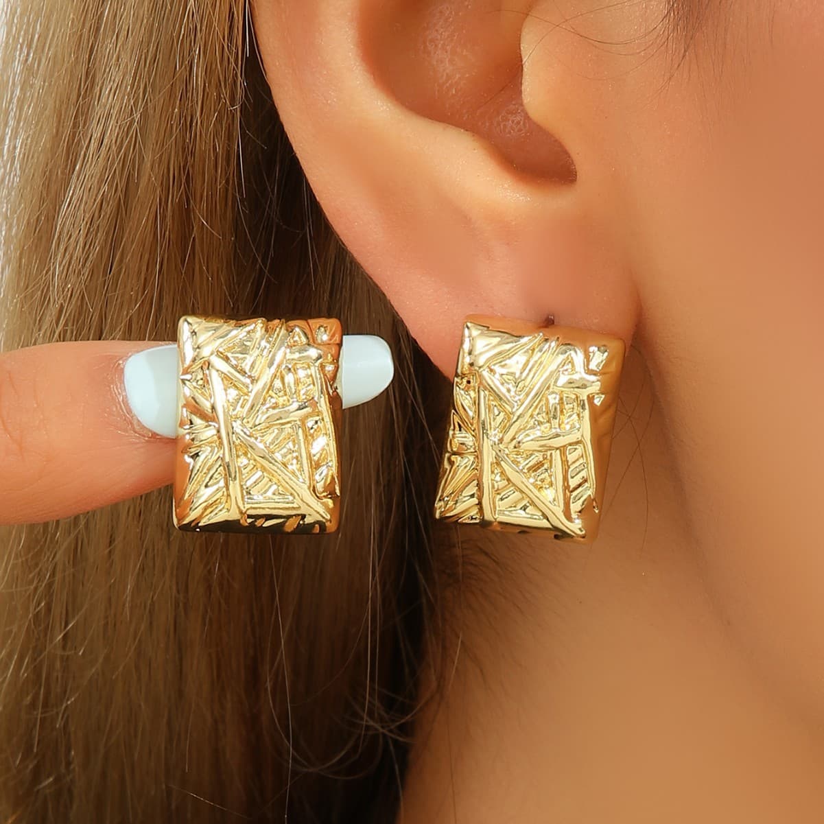 Aretes de metal con diseño moderno