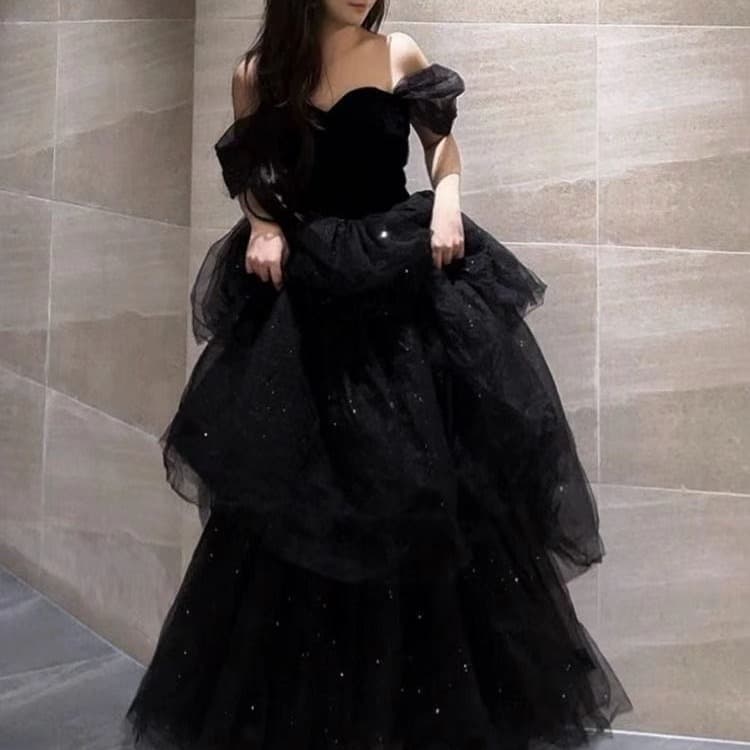 Vestido de noche negro, estilo francés con falda abombada