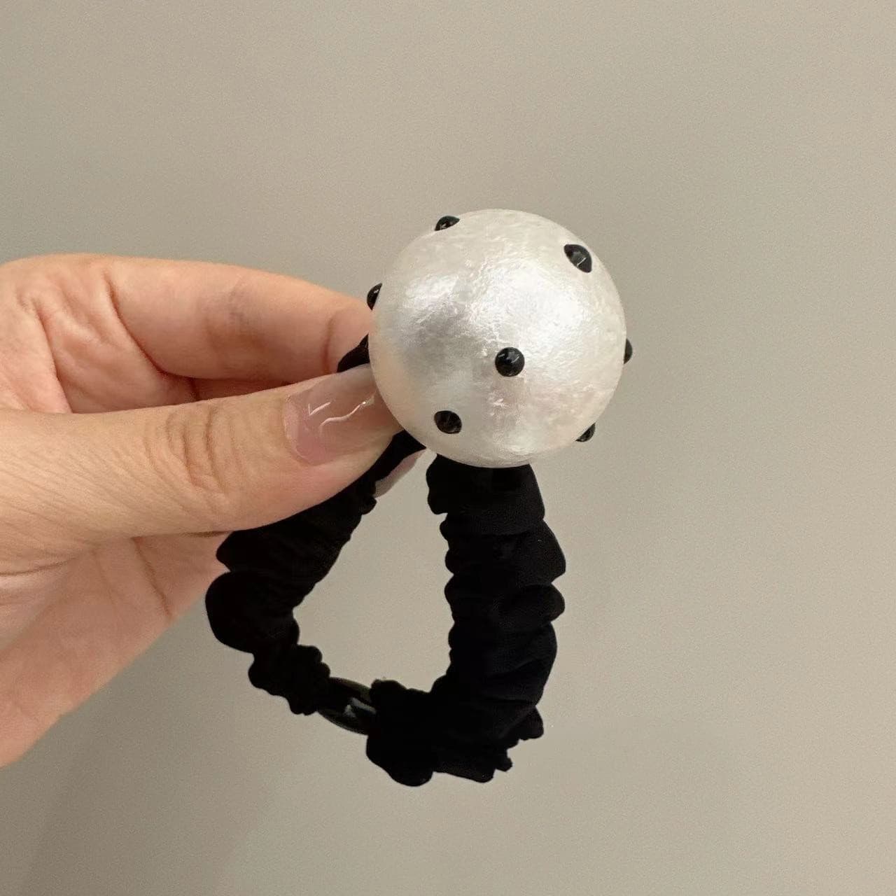 Diadema elástica con perlas grandes estilo retro