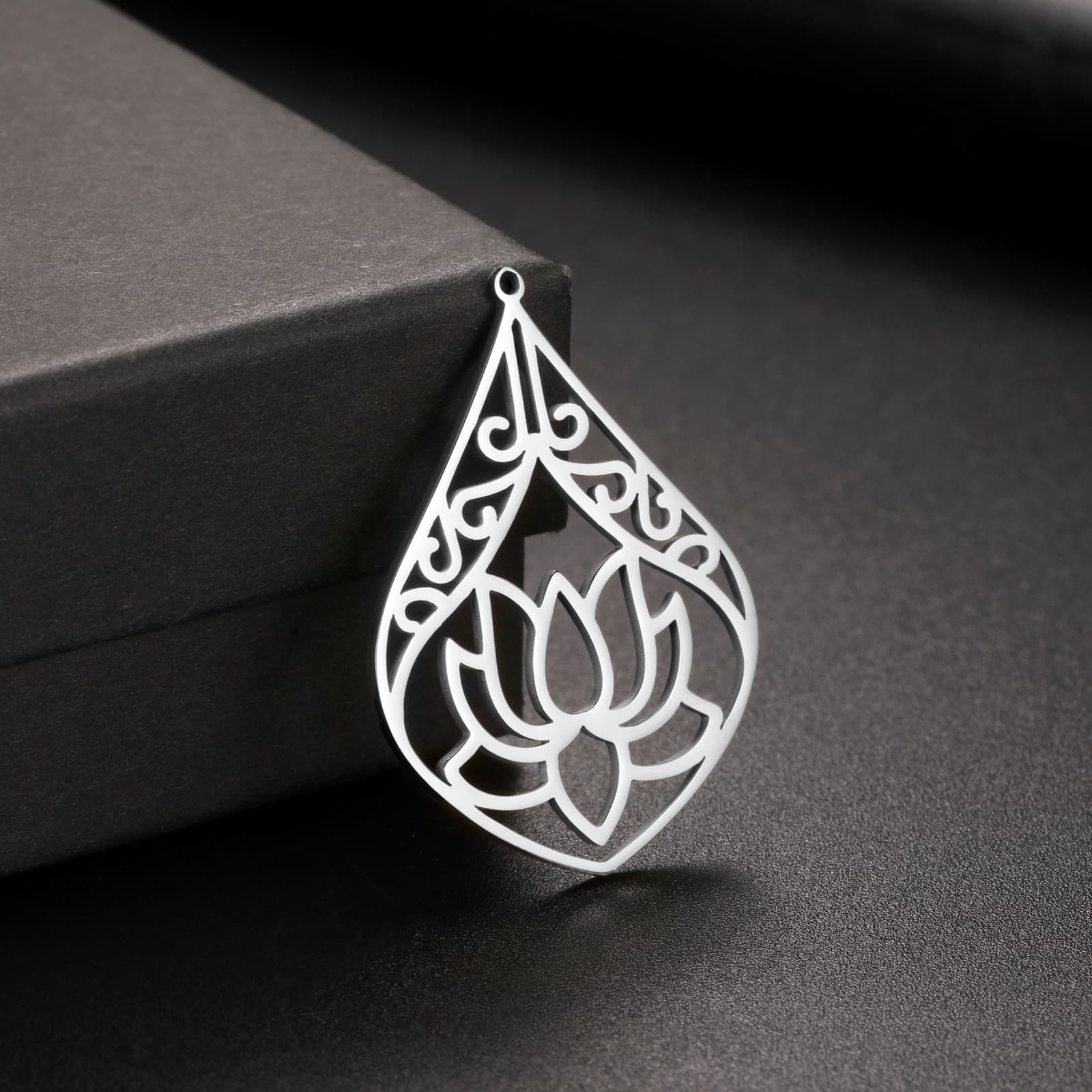 Accesorios de acero inoxidable con forma de gota y loto