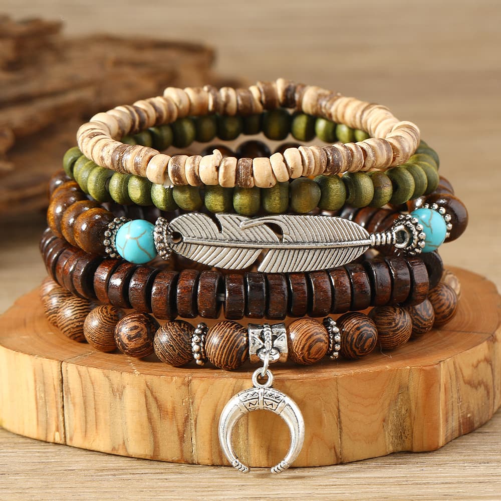 Pulsera boho de madera con luna y pluma