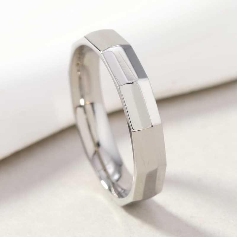 Anillo de acero inoxidable rectangular con superficie pulida
