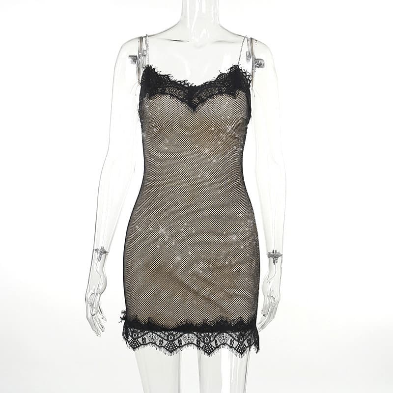 Vestido de encaje con transparencias y brillantes