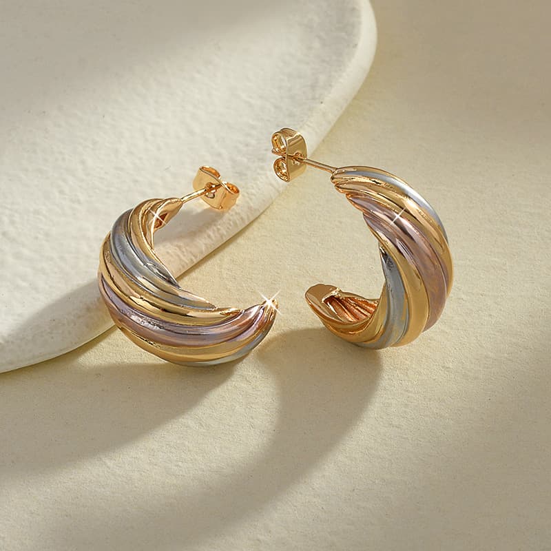 Aretes minimalistas de hilo con forma elíptica