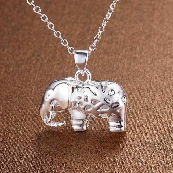 Collar plateado con colgante de elefante calado