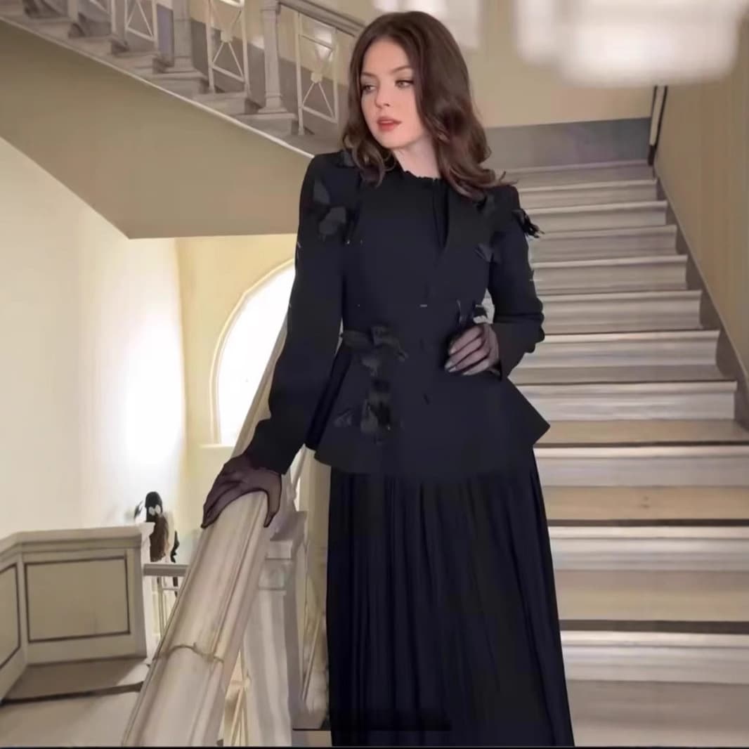 Conjunto de abrigo y falda plisada estilo elegante