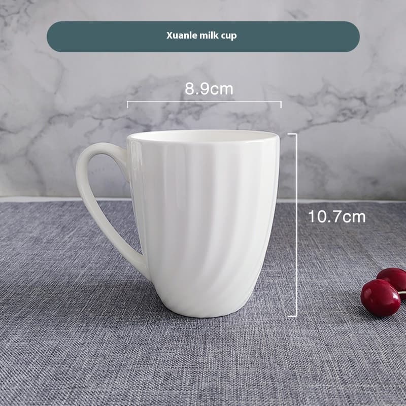Taza de cerámica minimalista blanca con relieve