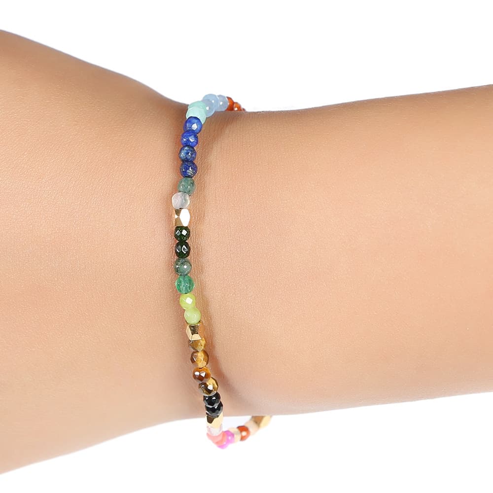 Pulsera de chakras con piedras de colores y constelaciones