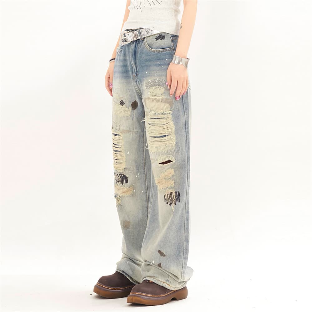 Pantalones denim desgastado con diseño punk y salpicaduras