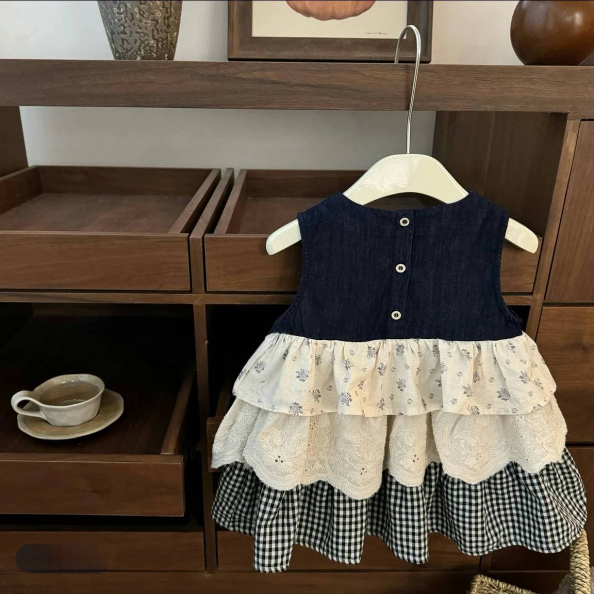 Conjunto de chaleco y falda de jean con detalles calados