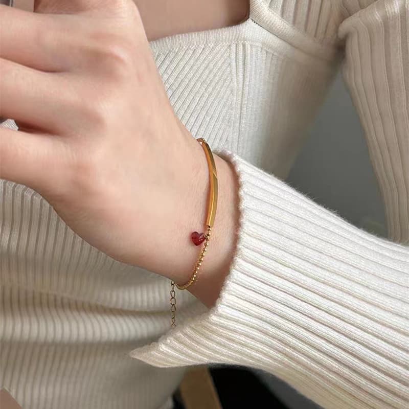 Pulsera minimalista con corazón colgante para mujer