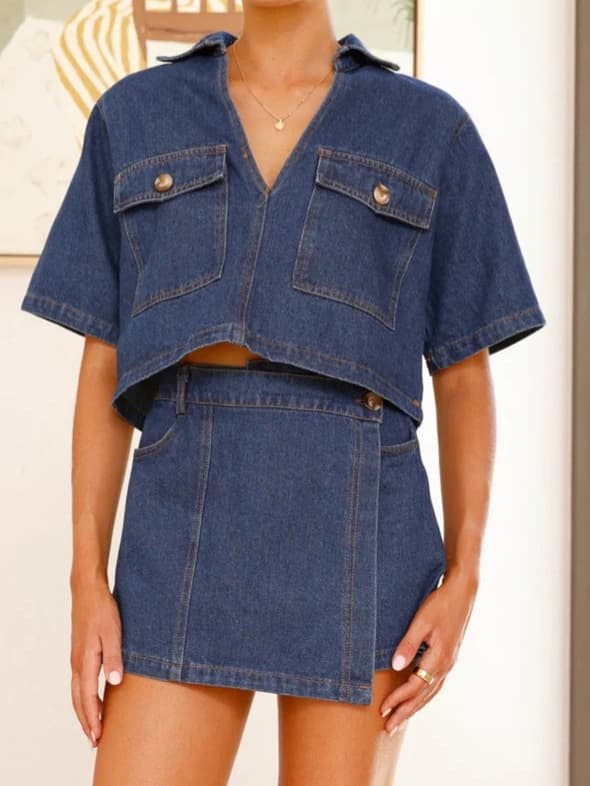 Conjunto denim: blusa con escote V y falda corta asimétrica