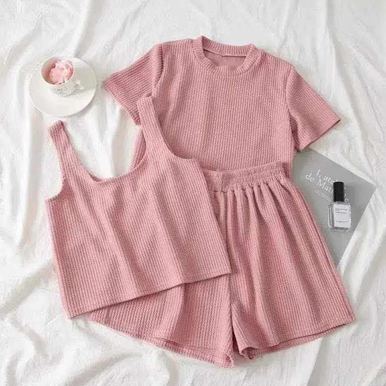 Conjunto de tres piezas manga corta con shorts de pierna ancha