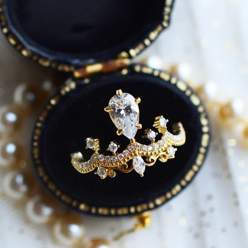 Anillo de compromiso de moissanita con diseño de corona