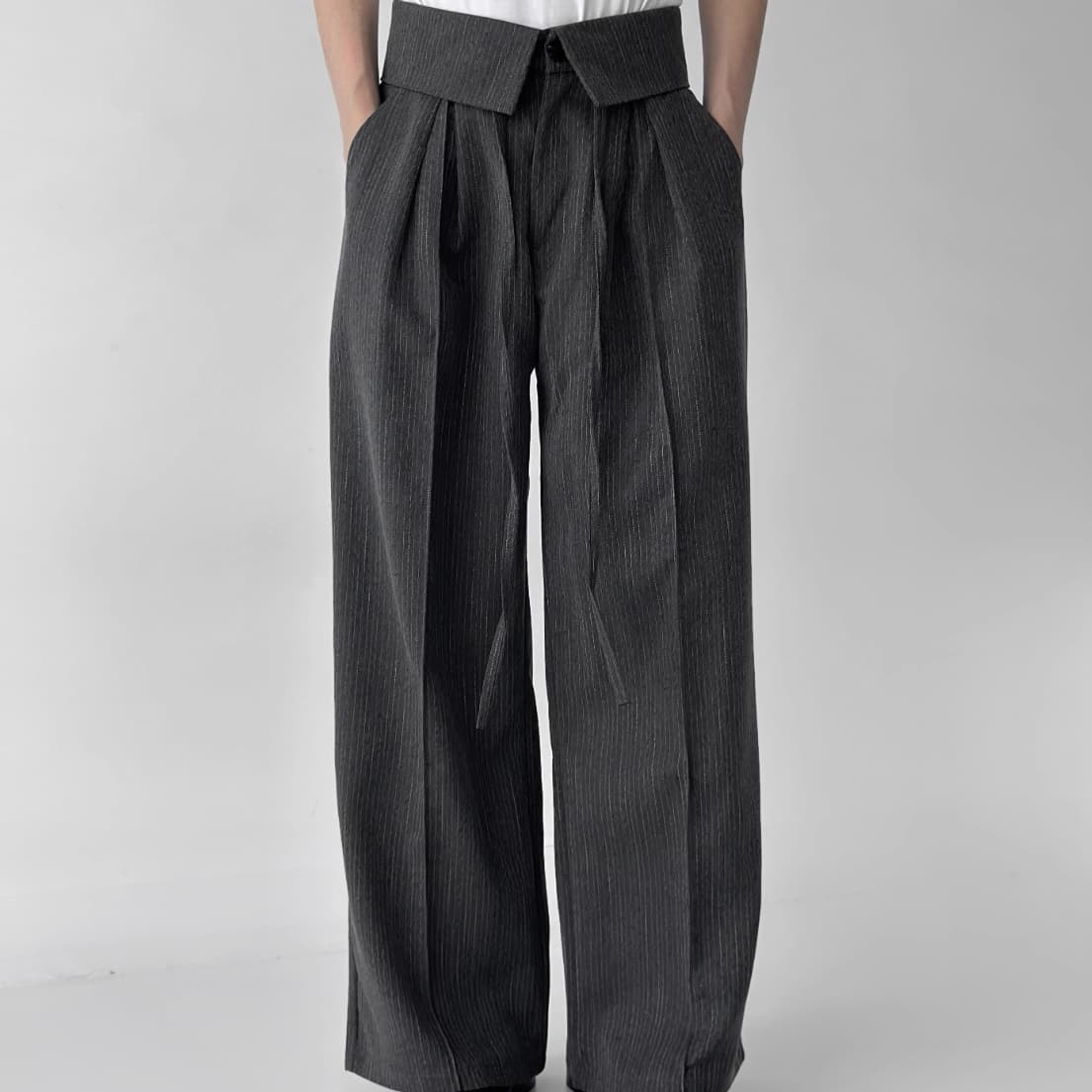 Pantalones rectos rayados con cintura invertible