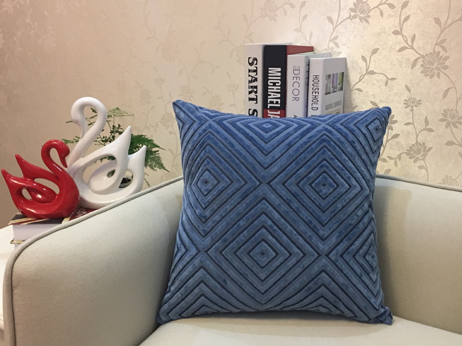 Cojín decorativo de lana polar con patrón de rombos