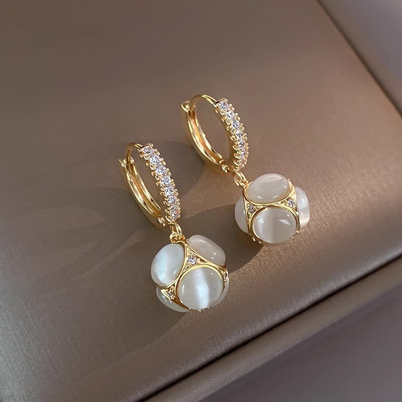 Aretes de ópalo delicados estilo moderno