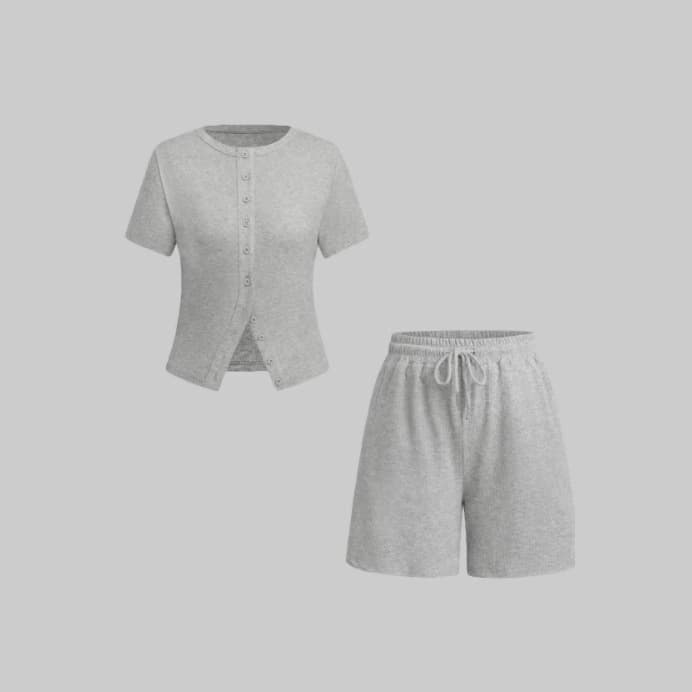 Conjunto blusa y pantalones entallados de manga tres cuartos