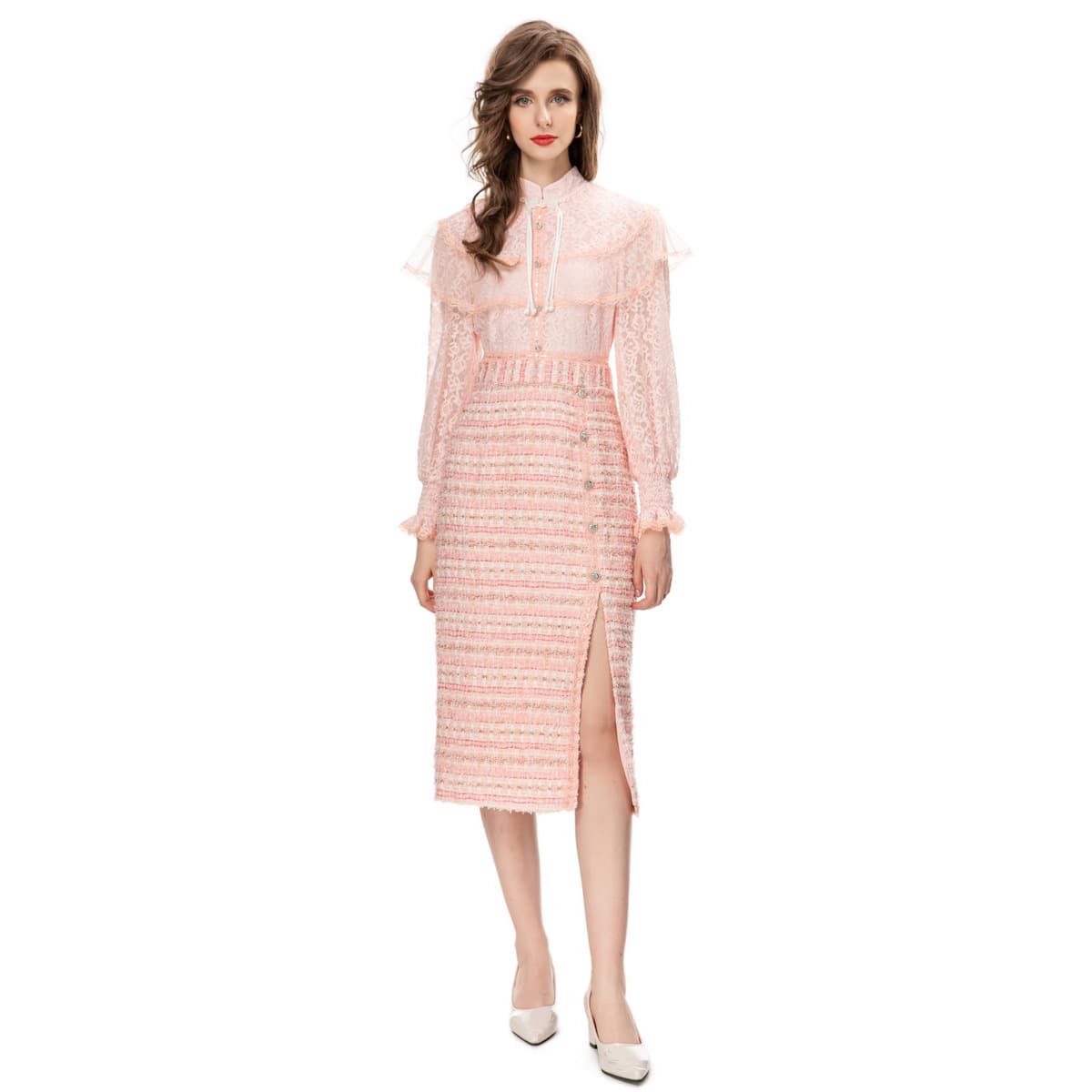 Vestido ajustado con cuello alto, manga larga y abertura frontal