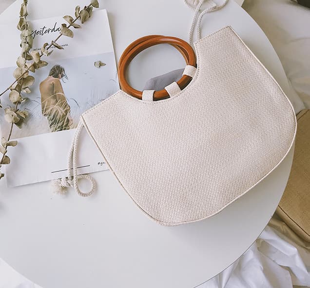 Bolso de paja con asa de madera