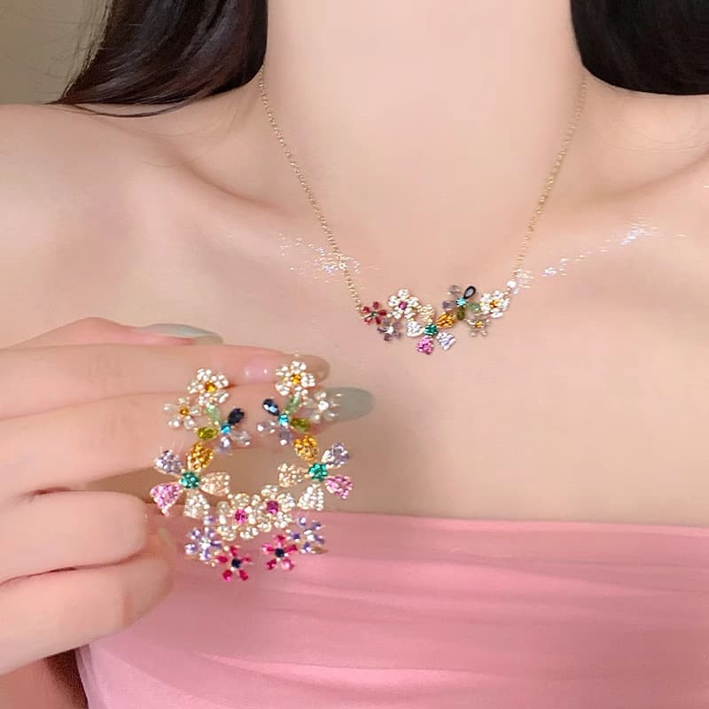Collar y aretes de flor en colores vibrantes