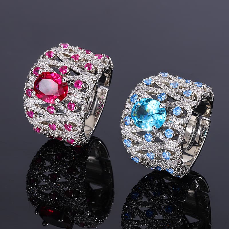 Anillo ancho colorido con detalles brillantes