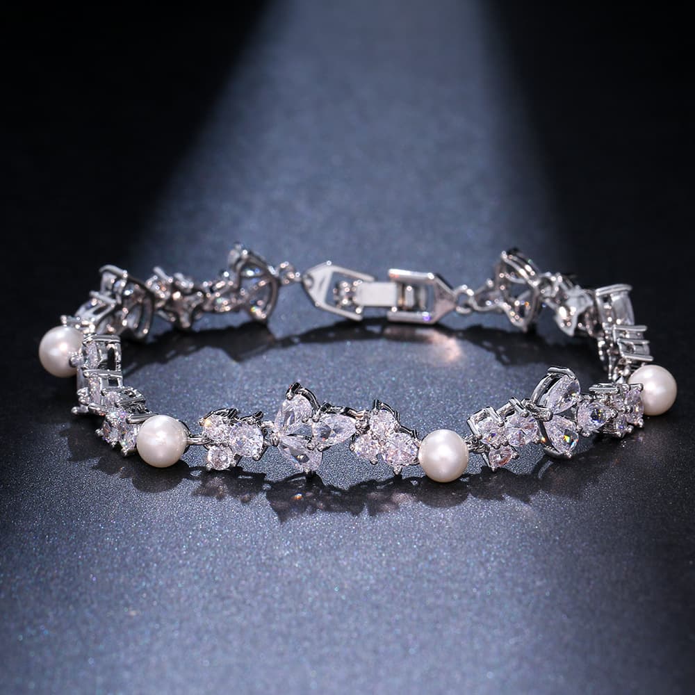 Pulsera de metal con zircón, perla y diseños geométricos