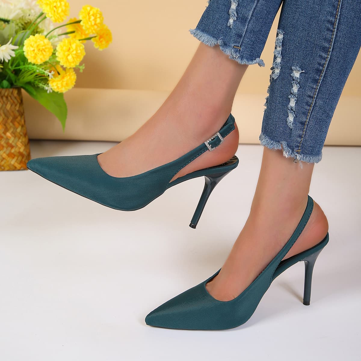 Sandalias de tacón alto con punta afilada y hebilla