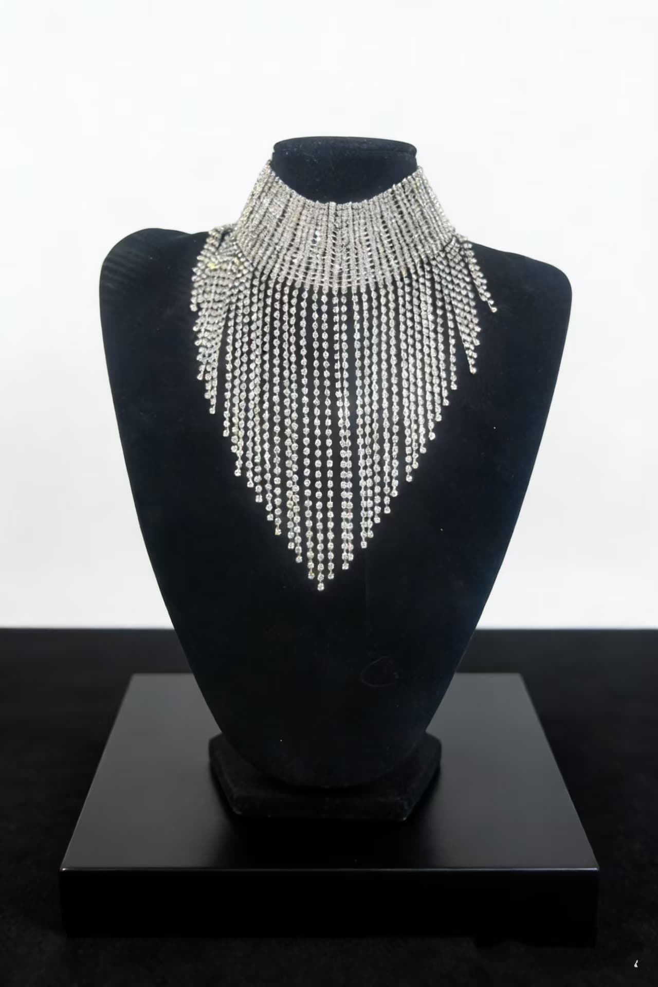 Gargantilla de cristal con borlas elegante