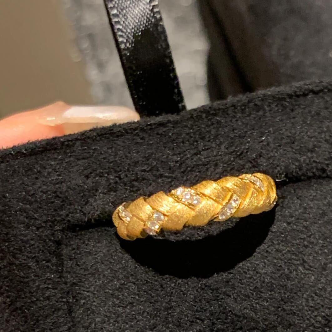 Anillo abierto de plata esterlina con diseño trenzado