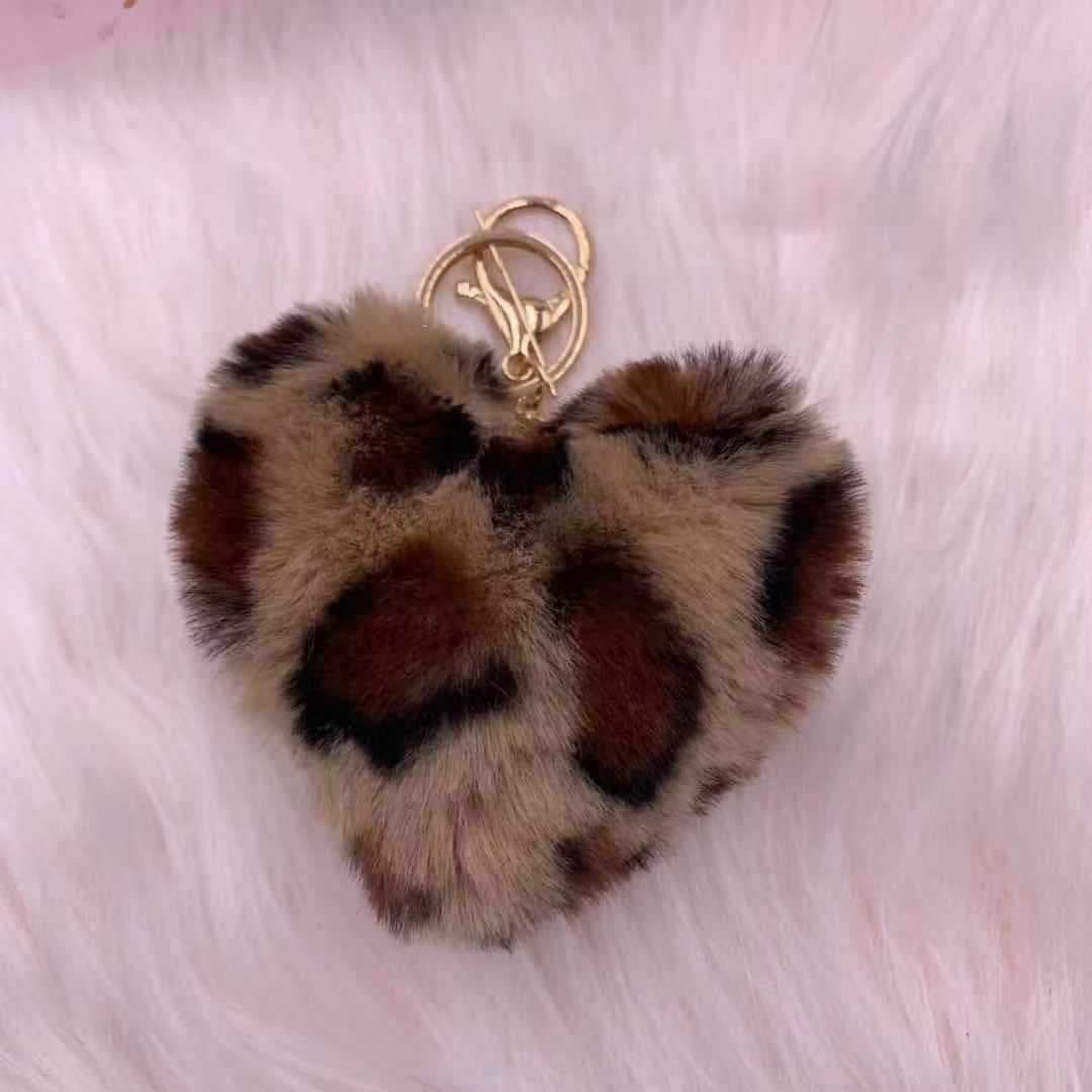 Llavero de corazón con estampado leopardo y pelota de peluche