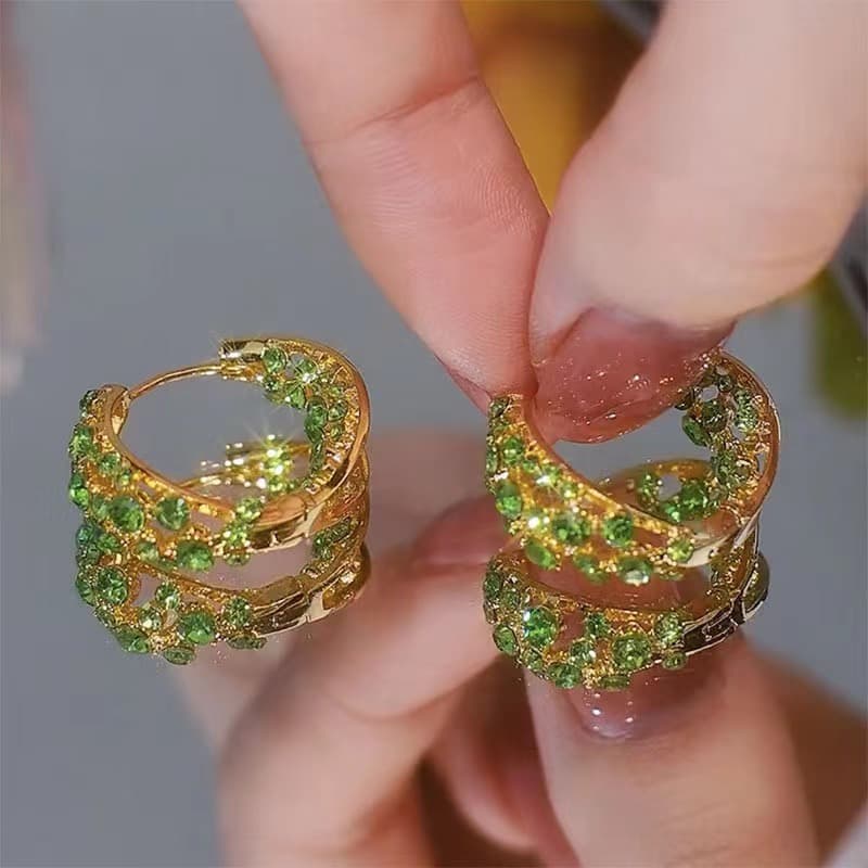 Aretes delicados con diseño especial en arco