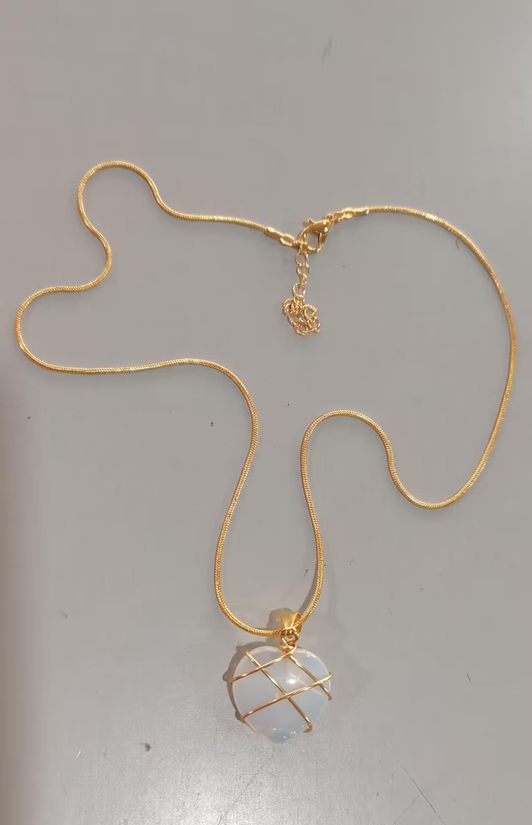 Collar de piedra de luna con diseño de corazón