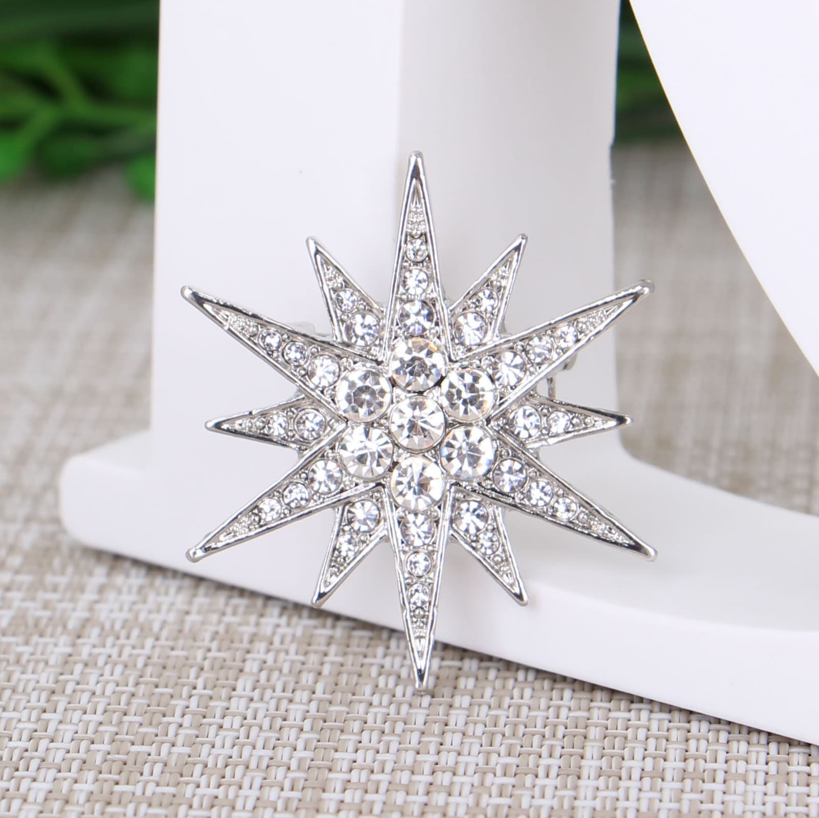 Broche con diamantes forma de letra