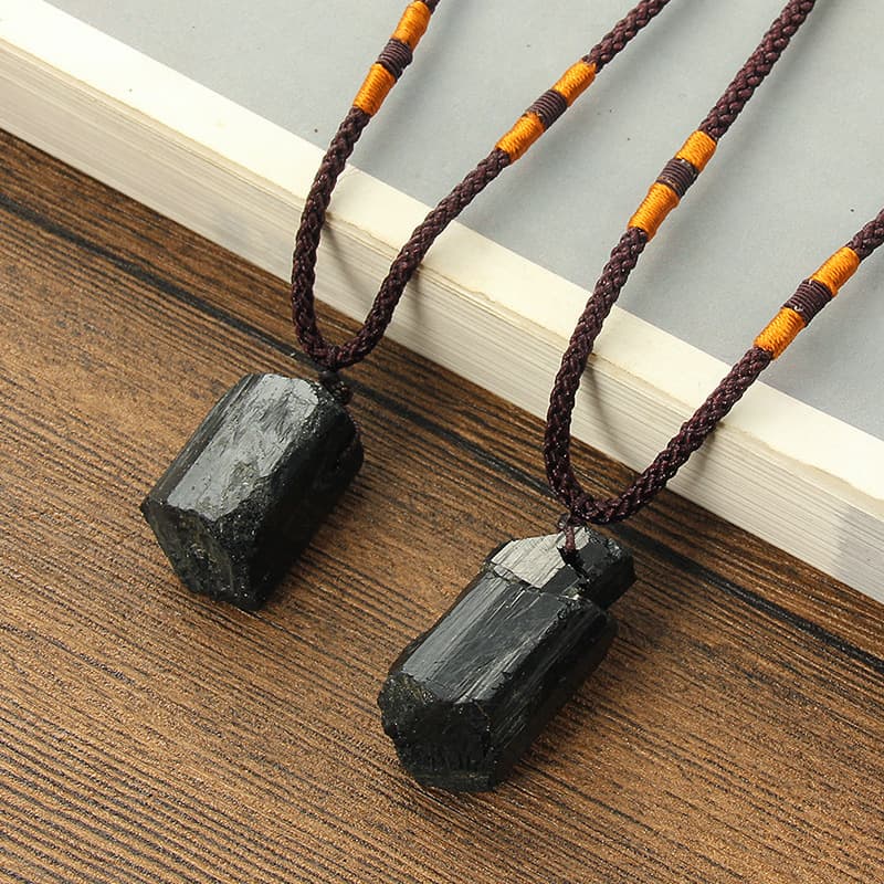 Collar con colgante de piedra negra natural versátil