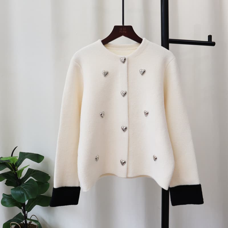 Cardigan tejido con diseño de corazón y contraste de colores