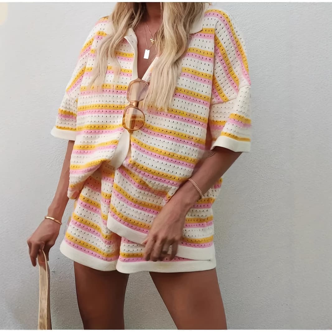 Conjunto de blusa rayada con bloques de color y pantalones cortos